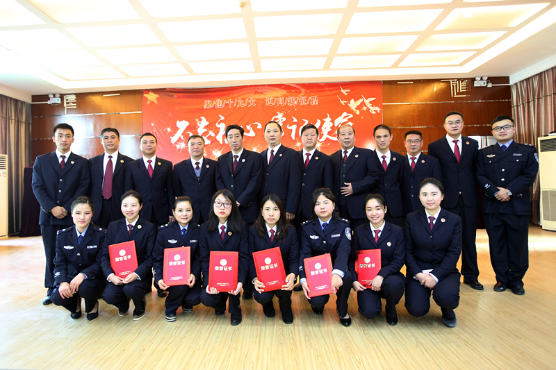 11月3日，七星关区检察院开展学习贯彻党的十九大精神演讲比赛，图为获奖选手和评委合影。