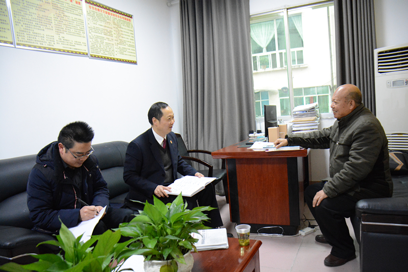 七星关区检察院党组成员、副检察长金必思（左二）走访人大代表，征求其意见和建议