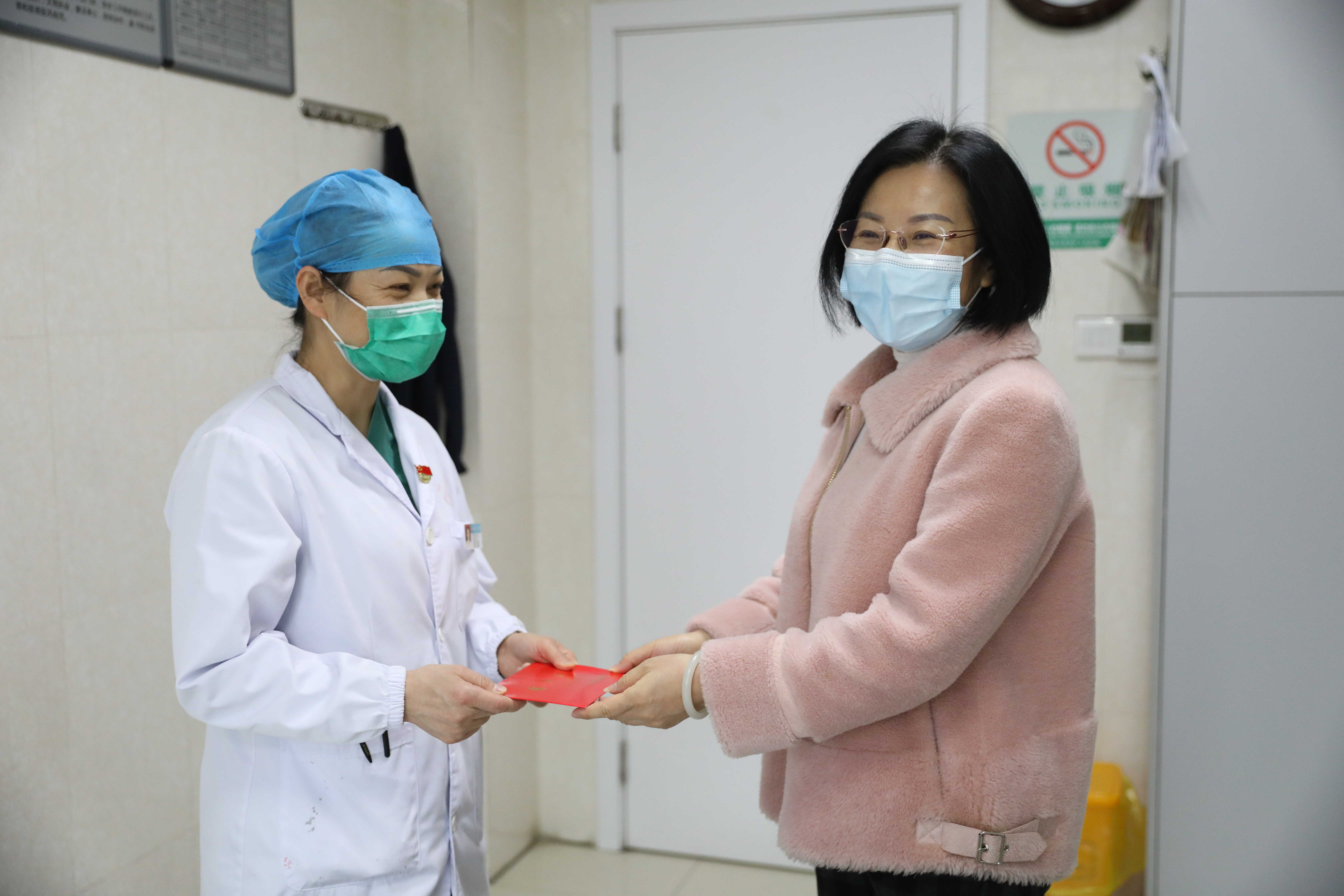 2023年1月4日,区检察院党组书记、检察长张飒走访慰问了花溪区管专家区人民医院产科副主任张慧和区人民检察院第四检察部主任张瑜葳两位联系专家人才 (2).jpg