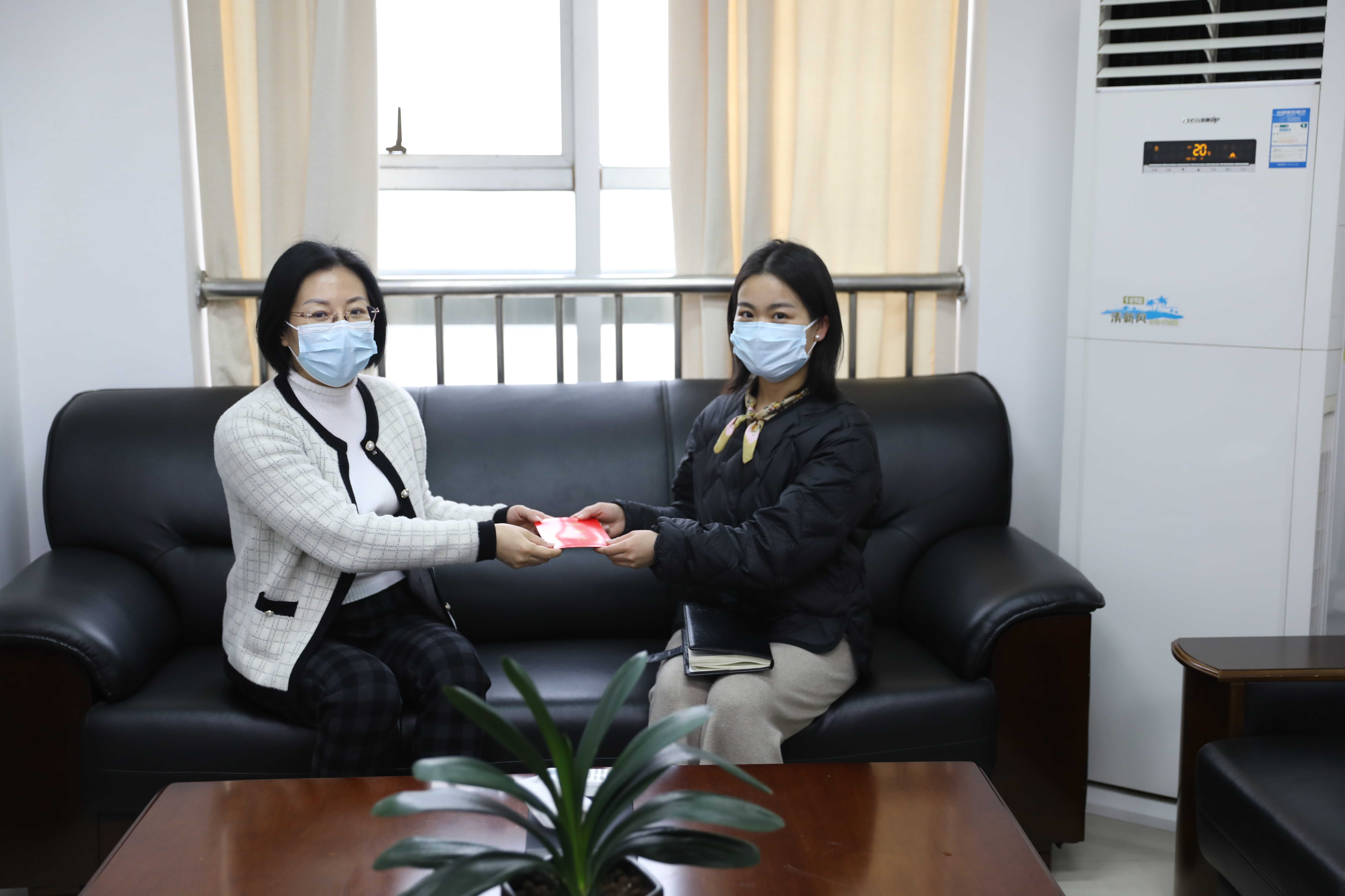 2023年1月4日,区检察院党组书记、检察长张飒走访慰问了花溪区管专家区人民医院产科副主任张慧和区人民检察院第四检察部主任张瑜葳两位联系专家人才 (1).jpg